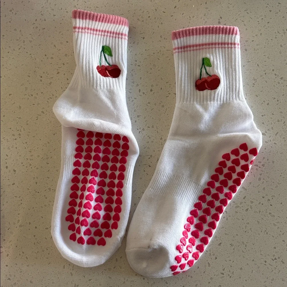 Pilates barre socks 🍒🩷‎